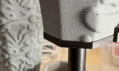 On voit une céramique reposant sur du métal