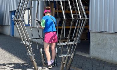 On voit une personne à l'intérieur d'une structure 