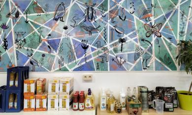 Plusieurs aliments sont disposés sur une table