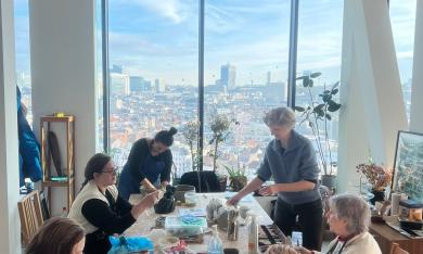 Plusieurs adultes travaillent autour d'une table