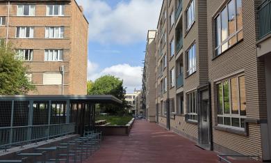 Vue de l'intérieur d'îlot et parking à vélo