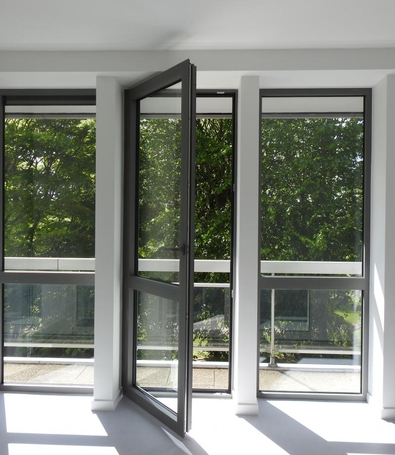 Intérieur d'un appartement, avec une porte-fenêtre ouverte