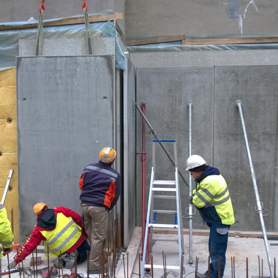 Des ouvriers travaillent sur un chantier - Arbeiders werken op een werf