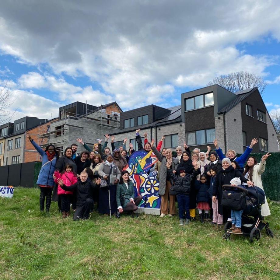 Photo des mamans qui ont inauguré les 3 statues de femme - Foto van de moeders die de drie vrouwenstandbeelden hebben ingehuldigd