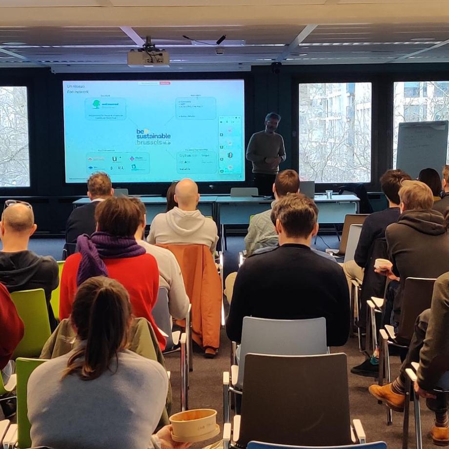 Le public écoute la présentation de Be sustainable - Het publiek luistert naar de presentatie van Be Sustainable