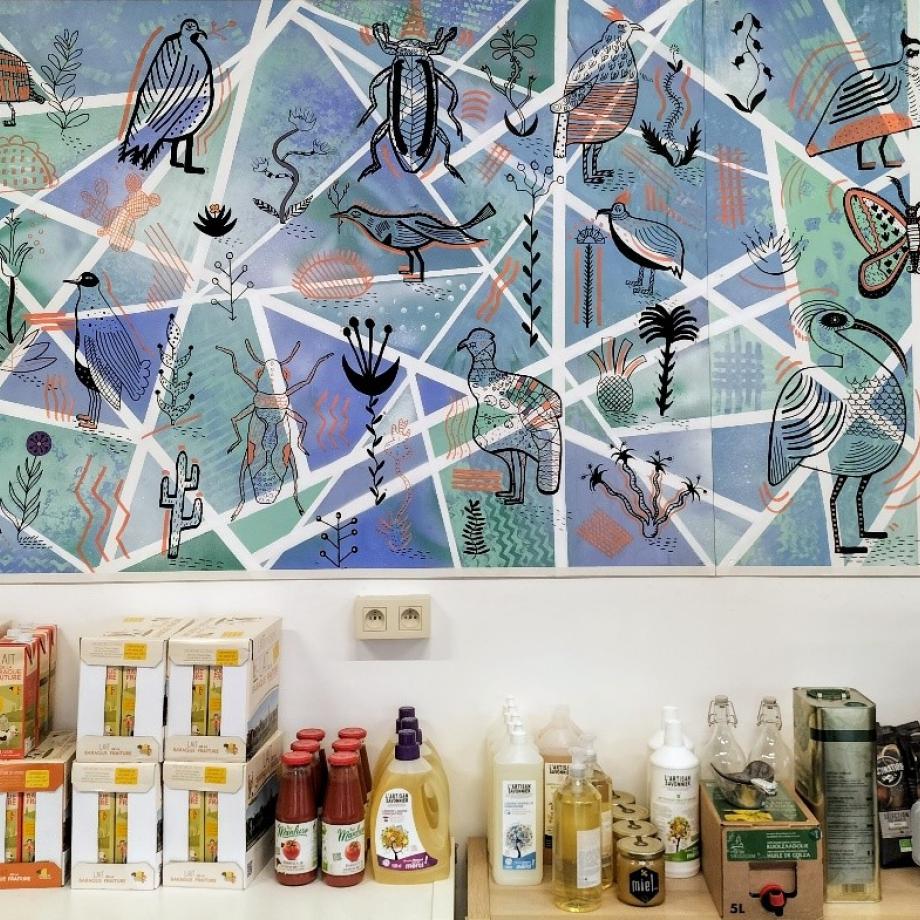 Plusieurs aliments sont disposés sur une table