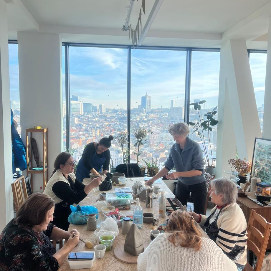 Plusieurs adultes travaillent autour d'une table
